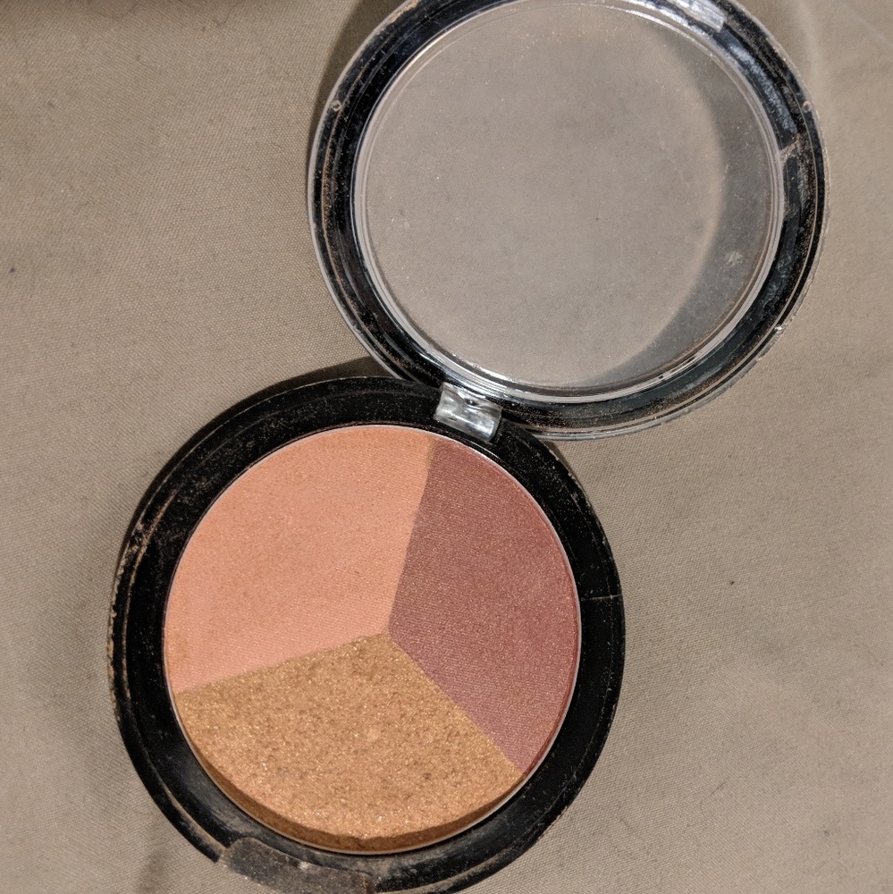 Blush/ bronzer